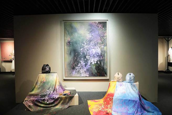 夏姿以張淑芬畫作為靈感，推出三款限量絲巾進行義賣，6800元。（SHIATZY CHEN夏姿陳提供）