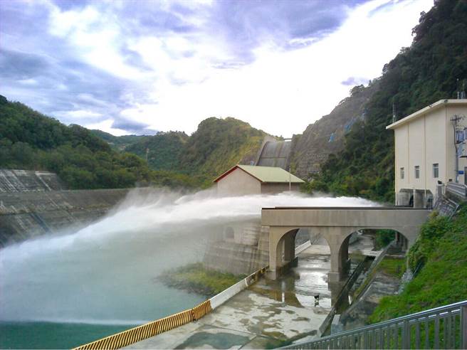 前阵子少见大旱使水力发电大减，经济部统计上半年发电结构，再生能源比重仅5.4％，不增反减。(图／台电提供)