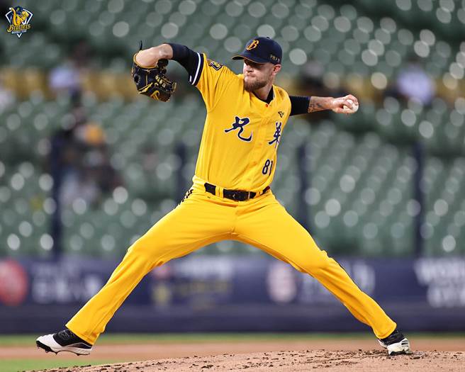 中信兄弟「开箱」新洋投格里斯。（中信兄弟提供）