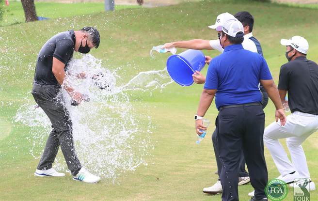 2021 ThreeBond TPGA 挑戰賽職業冠軍林耕緯(左)接受朋友潑水慶祝奪冠。(TPGA提供)