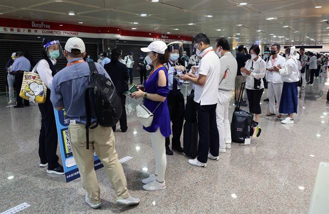 帛琉旅遊泡泡團14日重啟，首發團旅客18日結束行程於晚間搭機抵達桃園機場，泡泡團旅客下機後，採專案模式入境，旅客依CDC協勤人員指示，到「旅遊泡泡專用採檢站」進行PCR採檢，行進路線與一般旅客徹底分流。（資料照/陳麒全攝）