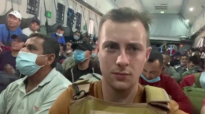 英国大学生迈尔斯‧劳特利奇已搭上运输机离开。(图/Miles Routledge)