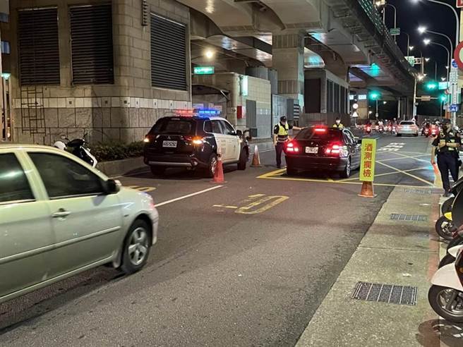 一辆福斯厢型车闪避酒测拦检逃逸，北市警开出18万元罚单，后续还将吊照、扣车。（翻摄照片／林郁平台北传真）