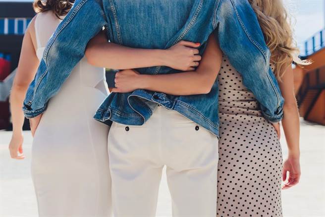 泰国一名男子带小三找前妻復合，还理直气壮称3人一起住一起赚钱一起花。（示意图，达志影像/shutterstock）