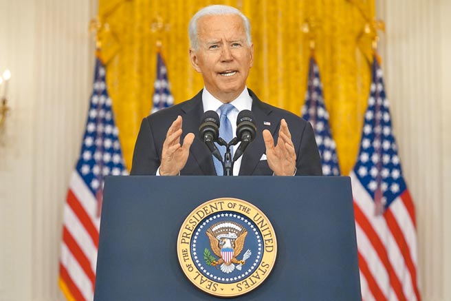 美国总统拜登16日发表演说（见图），坦言阿富汗局势发展之快超出预期，但坚称结束在阿20年战争是「正确决定」。（美联社）