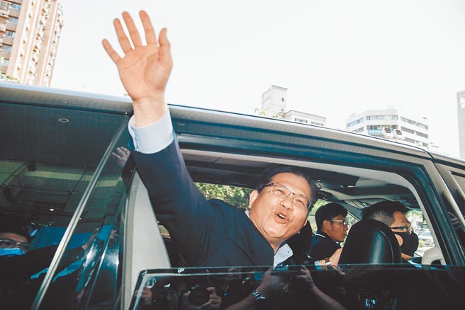 林佳龙今年4月卸任交通部长离开时，挥手向前同事与媒体致意。（本报资料照片）