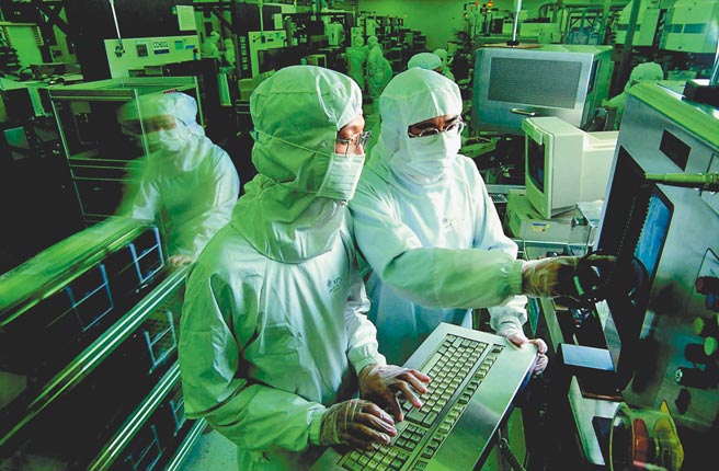 行政院前院长陈冲昨日抨击政府未落实《公营事业移转民营条例》，导致台积电因此受害。图为台积电晶圆厂生产线。（本报资料照片）