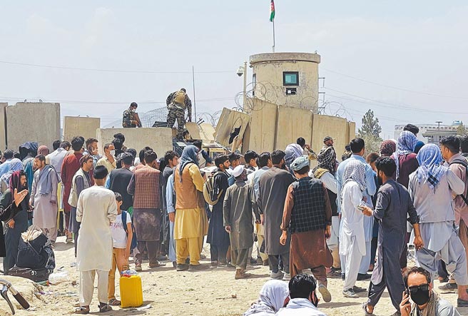 圖為數百人聚集在阿富汗喀布爾的國際機場外。（美聯社）