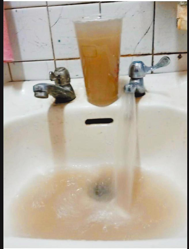 高雄市六龟区玉宝里等5个里的居民一大早开水龙头要刷牙洗脸，被污浊的自来水吓一跳。（林雅惠摄）