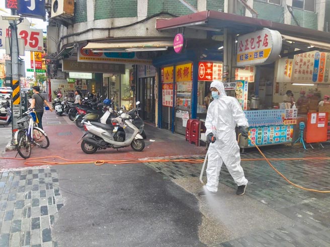 新北市日前傳出親友團6人群聚案，其中有5人在北市工作。該親友團也曾到花蓮旅遊，花蓮縣環保局與清潔隊，持續到觀光客熱門地段進行消毒。（花蓮縣衛生局提供／王志偉花蓮傳真）