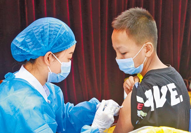 由于Delta病毒株极易传播，为了保险起见，许多8月分原定的两岸交流活动纷纷延后或取消，9月分的大型展会仍在观望。图为青少年接种疫苗。（中新社）