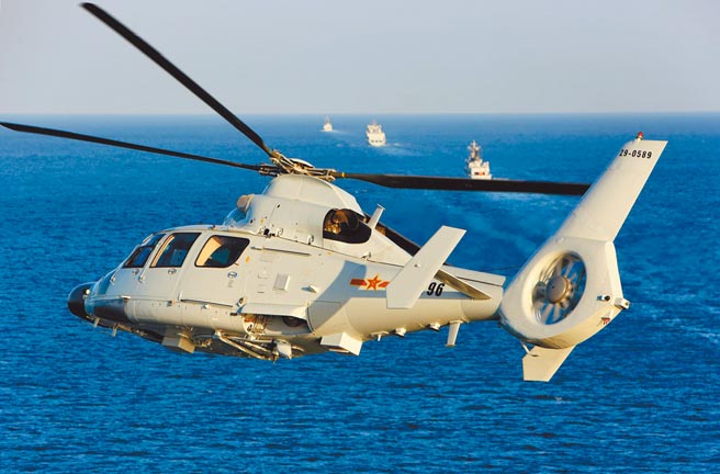 昨天共计11架次共机抢在我海军进行空层空域操演前，进入我西南防空识别区。图为解放军直升机于2017年巴基斯坦海组织的「和平-17」联合演习中进行空域飞行。（中新社资料照片）