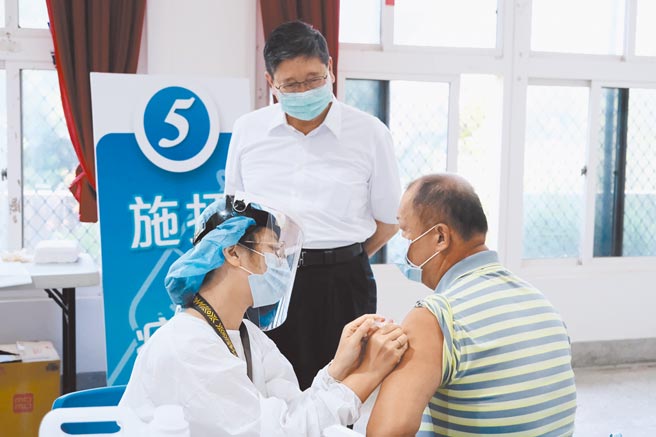 新竹縣疫苗吃緊，剩餘134瓶疫苗將於19日為全縣已造冊的代課、代理老師接種。（莊旻靜攝）