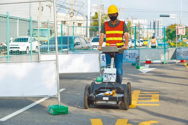 台中市建设局配合水利局鑑定工程进行大里文心南路内侧车道封路，并持续进行透地雷达、路面IRI检测工作，检测道路面层及基层，并加强道路巡检作业。（冯惠宜摄）