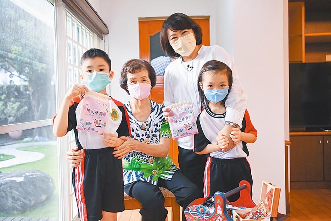 嘉義市今年祖父母節改線上慶祝，民眾在本月28日中午12點前，將祖孫溫馨互動相片上傳嘉義市政府教育處粉絲專頁，就有機會抽中限量版「國際風情沙包」。（嘉義市政府提供／呂妍庭嘉市傳真）