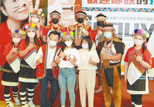 方莞灵（前排左四）17日与妈妈一起回到嘉义，嘉义县长翁章梁（前排左三）特安排别开生面的邹族英雄见面礼欢迎她的到来，并送上6万奖学金元等礼物。（吕妍庭摄）