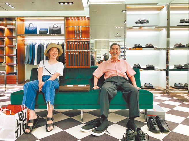 李維維（左）日前貼出與爸爸的合照，流露出喪父之痛。（摘自臉書）