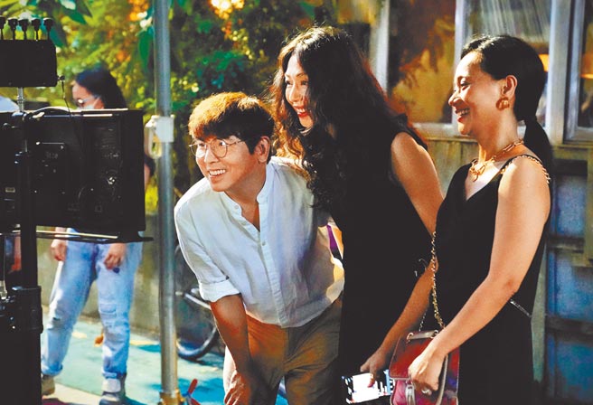 阿爆（右起）和万芳为郭子拍摄〈爱在黎明破晓时〉MV。（祈菩行提供）