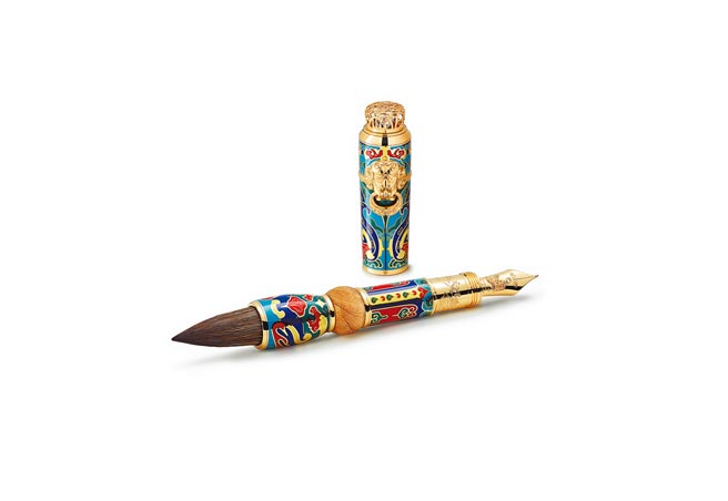 万宝龙高艺术性系列「向万里长城致敬」限量款5名笔，钢笔与毛笔各据一端，约1650万元。（万宝龙提供）