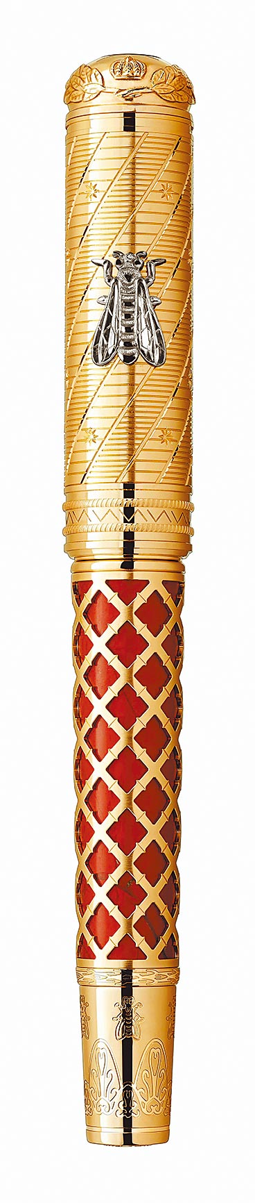 万宝龙艺术赞助系列向拿破崙致敬限量款92名笔，笔盖有拿破崙皇室家徽蜜蜂，约115万元。（万宝龙提供）