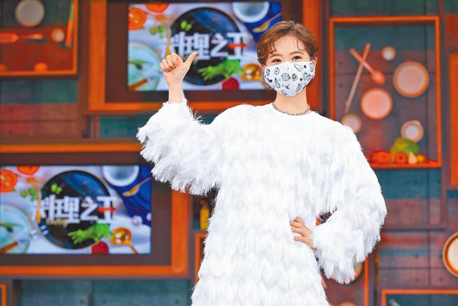 Lulu昨出席记者会，坦言对于周六的金曲主持有些忐忑。（《料理之王2》节目提供）