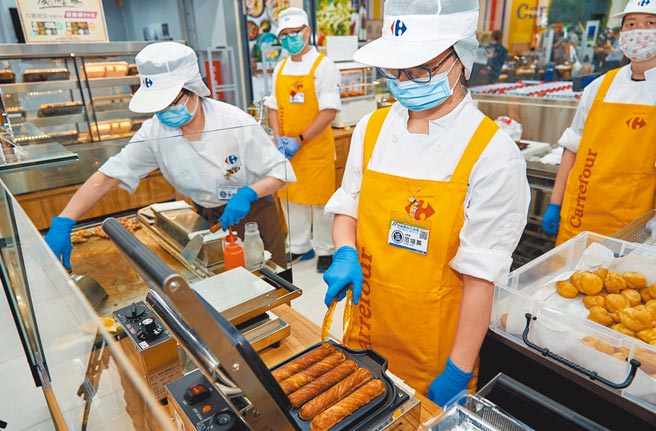 家樂福南港店提供熟化加熱即食新服務。（家樂福提供）