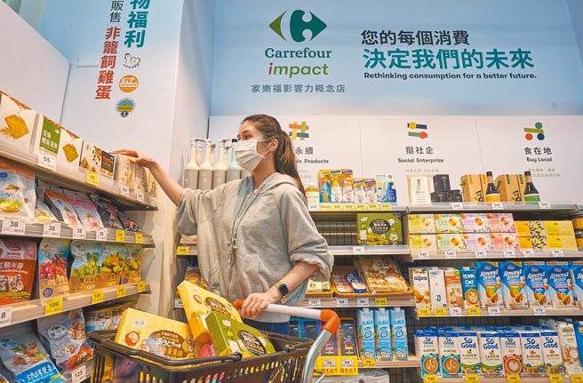 南港店設置「影響力概念店」店中店。（家樂福提供）