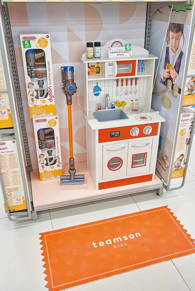 南港店引進兒童家家酒玩具組。（家樂福提供）
