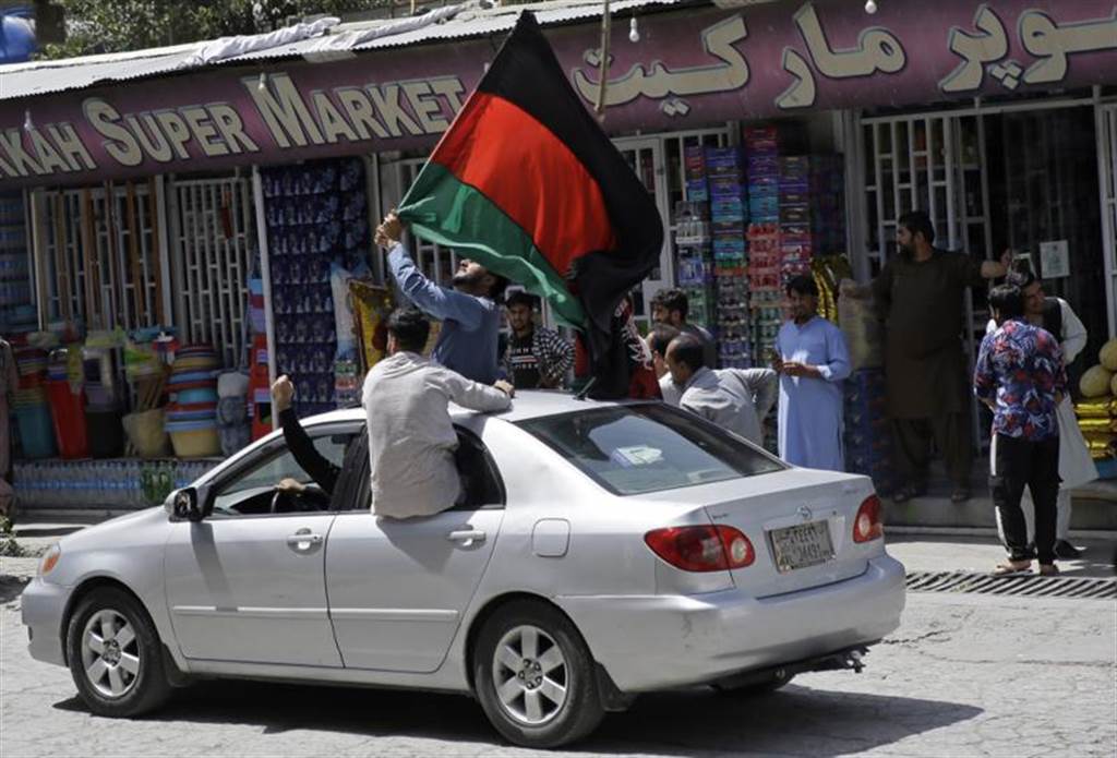 19日是阿富汗独立纪念日，不少大城都组织爱国集会，并传出塔利班朝挥舞国旗的民众开枪，造成数人丧生。（图／美联社）(photo:ChinaTimes)