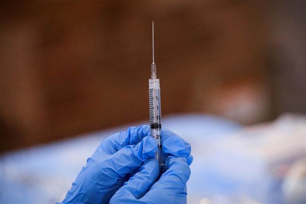 根据牛津大学刊出的最新研究，辉瑞/BioNTech疫苗效力下降的速度比AZ疫苗还快。（图／路透社）(photo:ChinaTimes)
