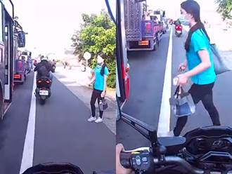 騎士行駛路肩遭女攔截搶搭公車 驚悚影片曝光網友戰翻