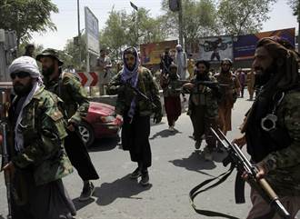 塔利班掌權喀布爾市容改變  店面女性圖像遭損毀