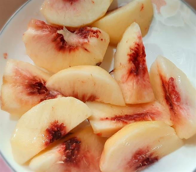 回家切开后，发现里面果肉新鲜香甜，对此店员解释美国近日受热浪袭击，水果外皮才会发黑，但果肉没影响。(图／Costco好市多 商品经验老实说)