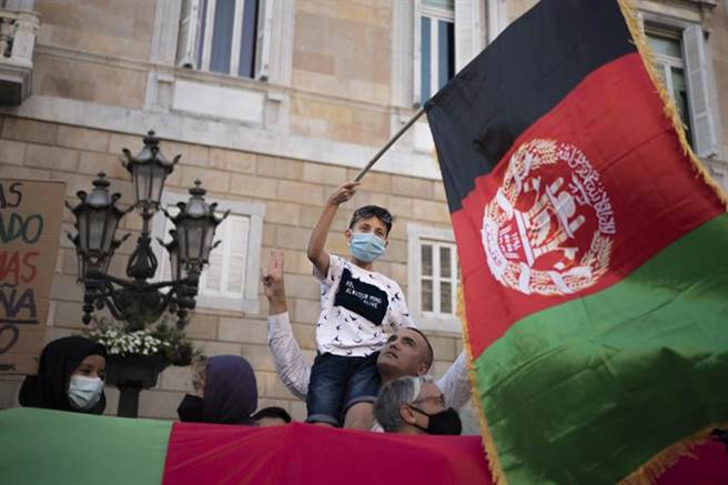 塔立班和平接收阿富汗政权， 免除了战争与杀戮，化解了一场人道危机，让全世界都松了一口气。图为西班牙民眾游行表达对阿富汗人民的支持。 （图／美联社）