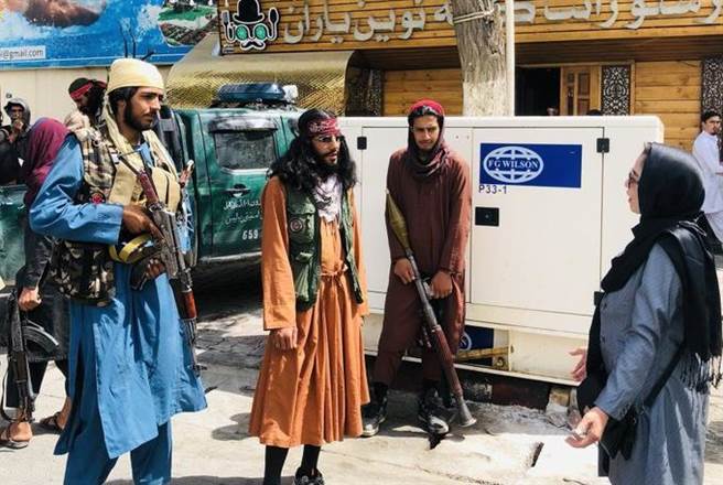 塔立班在喀布尔安排几名打扮得像电影《神鬼奇航》里强尼．戴普的帅气军人，戴着太阳眼镜、揣着枪与火箭弹在大街上接受电视台女记者採访，让外界大为惊讶。（图／推特
@panta_tif)