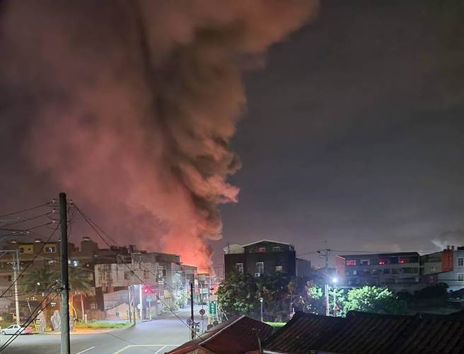 台南下營凌晨3間連棟民宅火警，住戶安全逃出。（讀者提供／劉秀芬台南傳真）