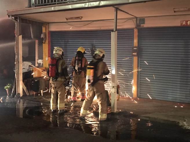 台南下營凌晨3間連棟民宅火警，住戶安全逃出。（讀者提供／劉秀芬台南傳真）