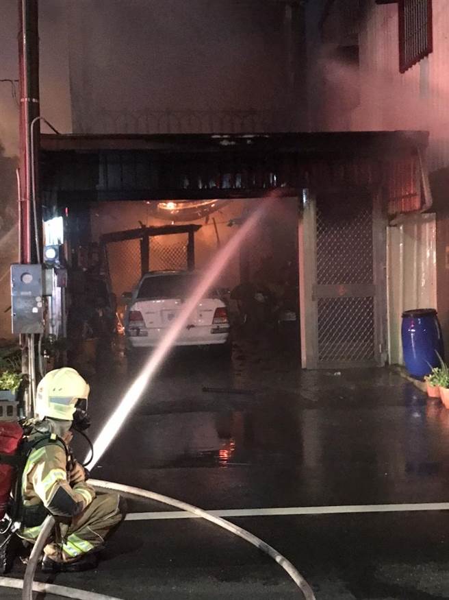 台南下營凌晨3間連棟民宅火警，住戶安全逃出。（讀者提供／劉秀芬台南傳真）