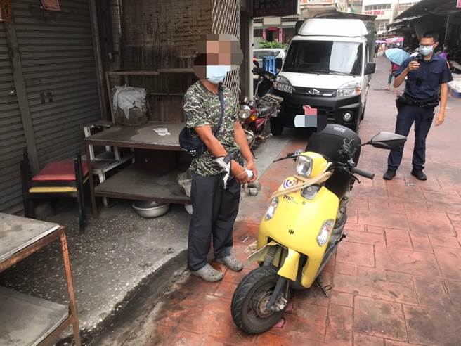 警方带张嫌在金城镇民族路找回赃车，发现他已将车牌和部分车壳拆除，意图藉此规避警方追查。（警方提供）