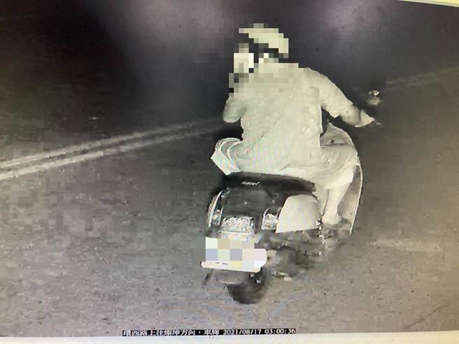 张嫌半夜偷乘别人机车，在路口监视器留下身影。（警方提供）