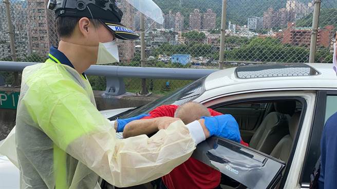 老翁疑似精神不济，沿线擦撞护栏行驶。（陈彩玲摄）