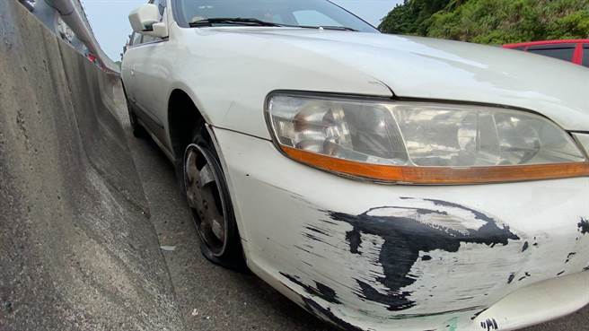 车辆车头保险杆、钣金多处毁损，右前方轮胎也早已爆胎，只剩轮框。（陈彩玲摄）