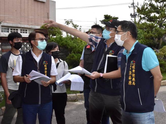 台中市经发局长张峯源18日访视3家特定工厂。

台中市政府提供