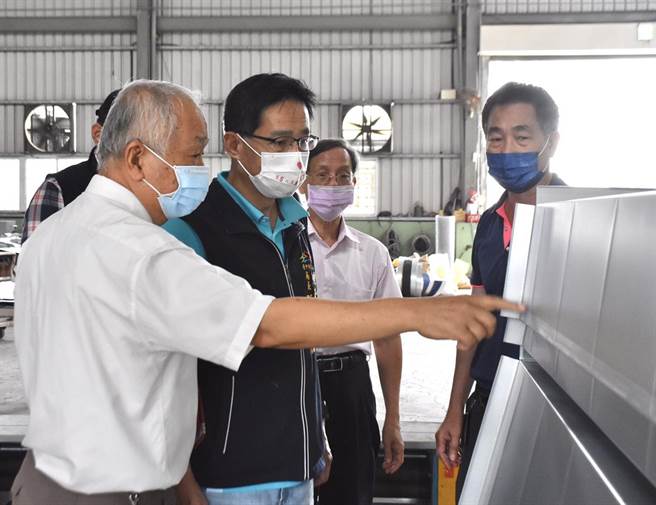 台中市经发局长张峯源18日访视3家特定工厂。

台中市政府提供