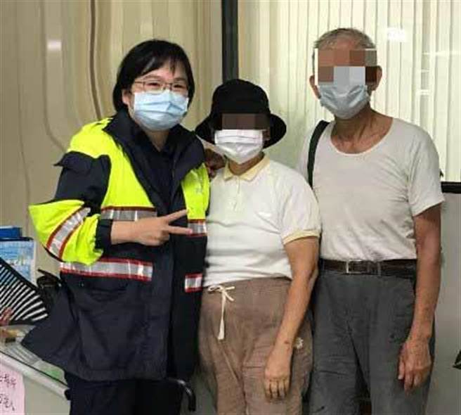 老妪找不到回家的路于菜市场走失，智警协助她找到回家的路。（警方提供）