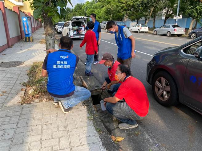 雲林縣環保局日前從遠端水質監控系統看到斗六工業區雨水溝水質的酸鹼度高達12，立即出動到現場抓元凶。（雲林縣環保局提供）