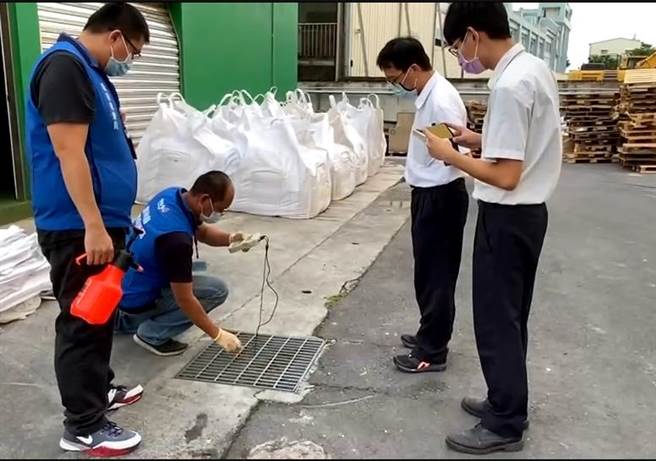 雲林縣環保局逐一測試水溝酸鹼度，揪出是某大食品廠排出未處理的強鹼廢水。（雲林縣環保局提供）