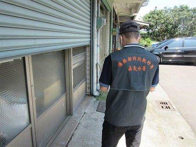 行政執行署嘉義分署到義務人開設的補習班催繳罰鍰。（行政執行署嘉義分署提供）