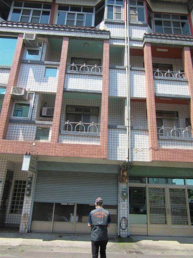 行政執行署嘉義分署到義務人補習班催繳罰鍰未獲理會。（行政執行署嘉義分署提供）