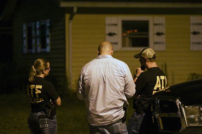 警长凯利（Richard Kelly）告诉媒体，开枪的嫌犯搭乘蓝色福特（Ford）车子逃逸，但不久后遭到警方逮捕，仍在拘留中。 (图/美联社)